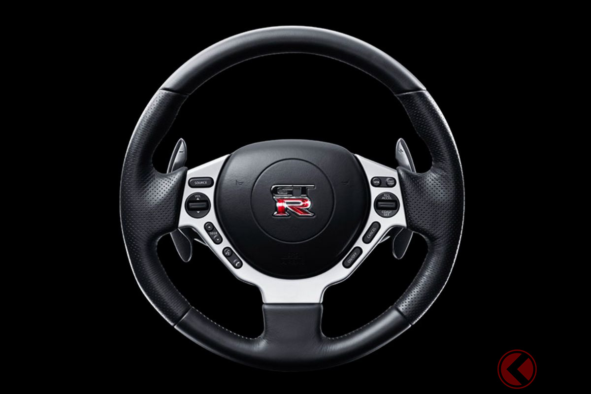 日産「GT-R」。登場当初の2007年モデルのパドルシフトは、コラム側に装着されステアリングと一緒に回らない固定式タイプを採用していた