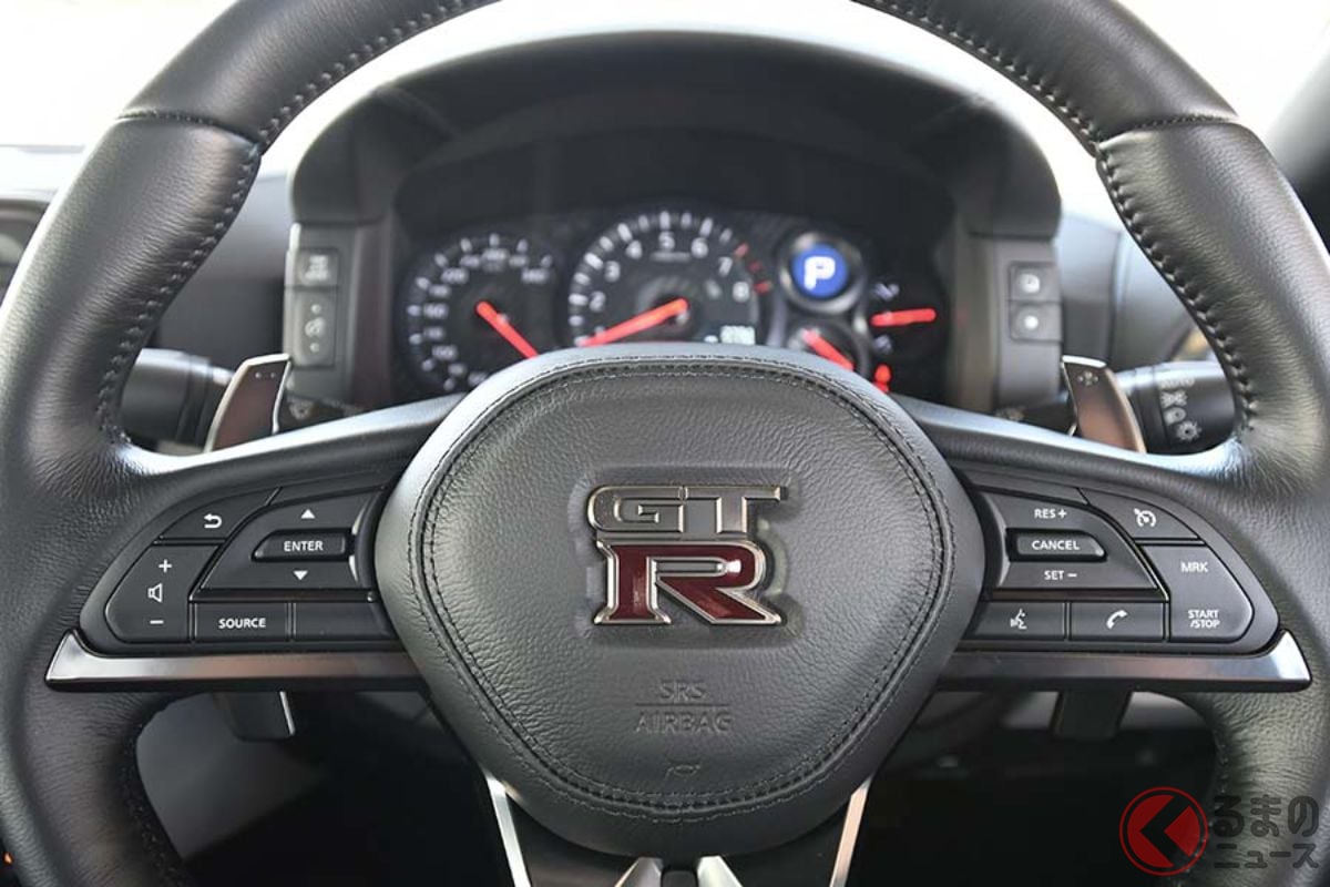 日産「GT-R」のパドルシフトは、2017年モデルからステアリング側に装着されるタイプに変更された