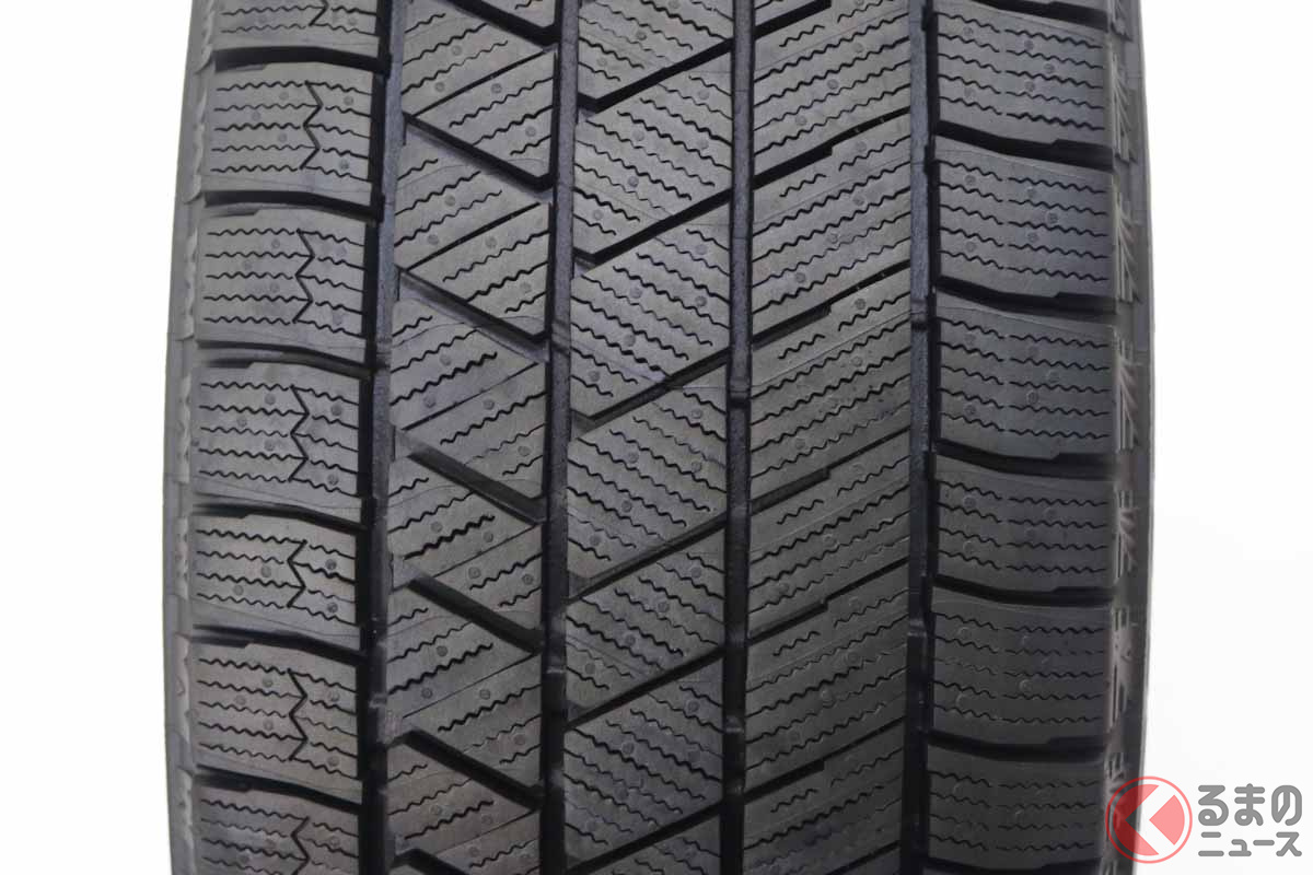 ブリヂストン「ブリザックVRX3」のトレッドパタン。右がアウト側で左がイン側