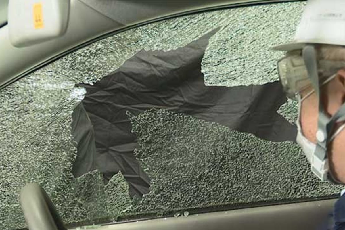 緊急脱出用ハンマーで窓ガラスを破砕（画像：国土交通省）