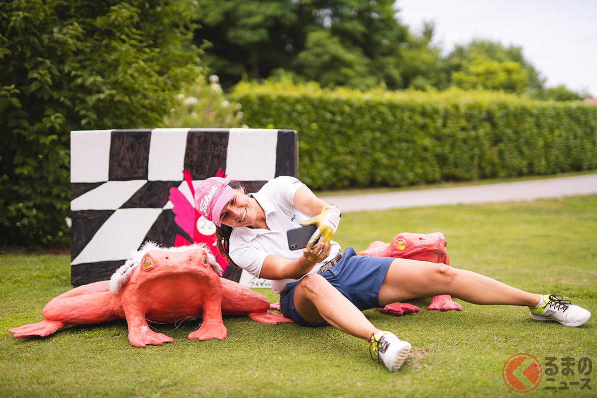 ピンクのカエルとともに