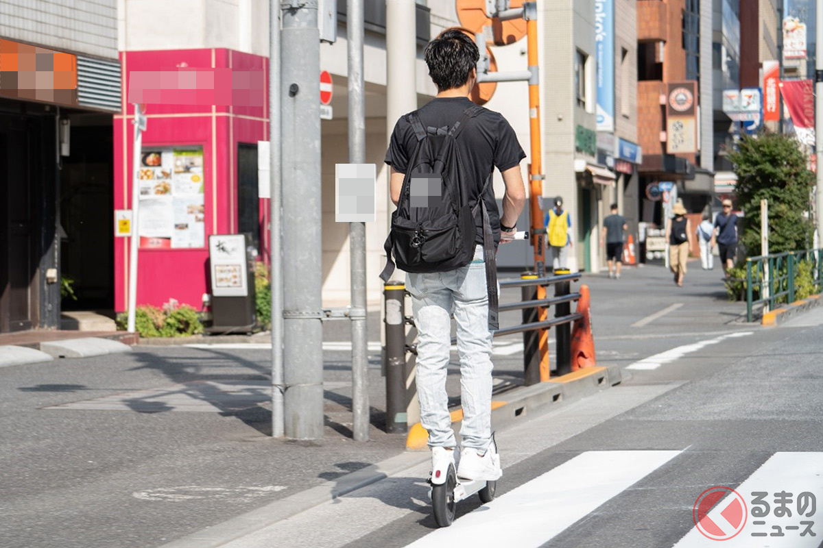 ナンバー無し、ヘルメット無しで走行する違法な電動キックボードが都内で急増。(今回の事故とは関係なし/撮影:加藤博人)