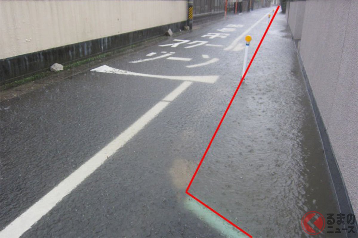 大雨時には道路と用水路の境目はわからなくなるため、気づかず転落する恐れも！（画像提供：キュアまこぴー（@Cure_makopi））