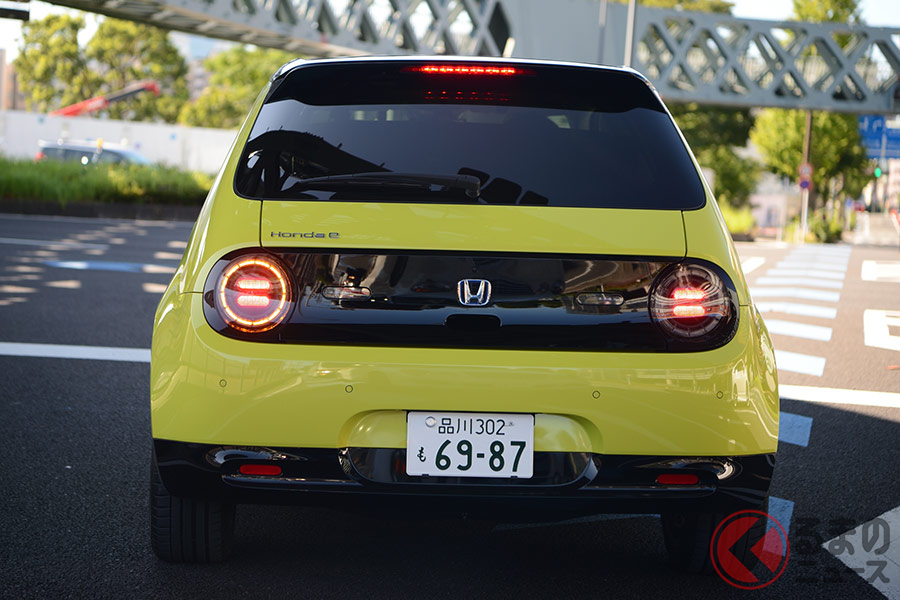 信号待ちで後方からみたホンダe。この後姿…可愛すぎる! なおウインカーは丸形に点灯