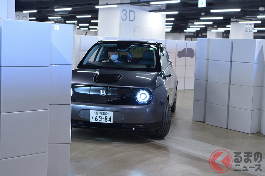 あーぶつかる!? でも大丈夫! ホンダeならね!