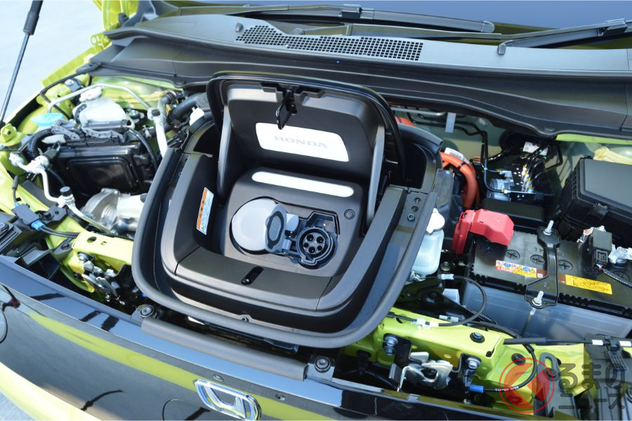 フロントデザインに上手く取り入れられる形で配置されたホンダ「Hondae」の充電口(ボンネットを開けた状態)