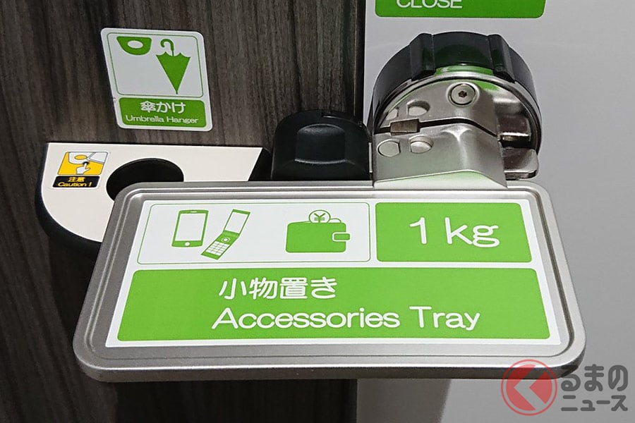 カギを閉めている状態の「忘れ物防止トレイ」にスマホなどを置くことができる