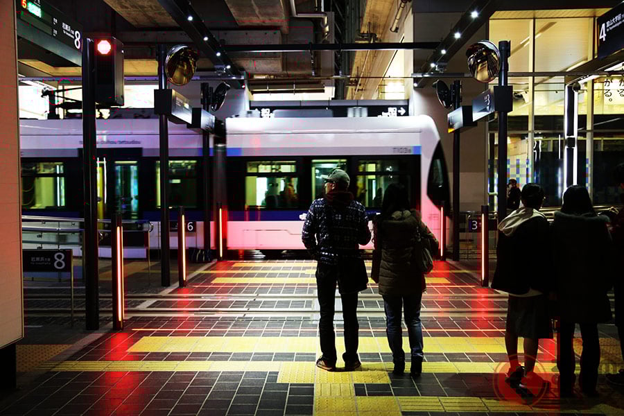 赤いLEDライトがライトセーバーのように浮かび上がる近未来な踏切