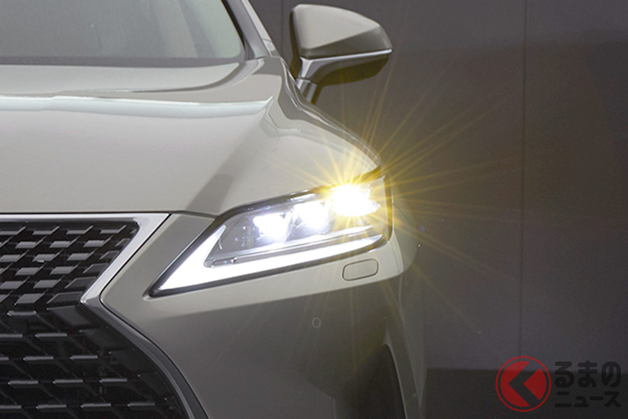 背の低いクルマに乗っていると、ルームミラー越しに見える後方車のヘッドライトが眩しいことがある