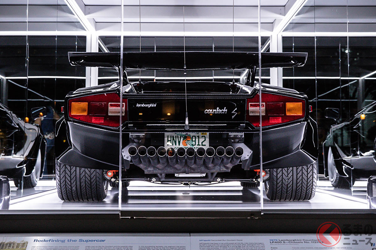 気筒数と同じ12本のマフラー出口がズラリと並ぶ後ろ姿は圧巻だ