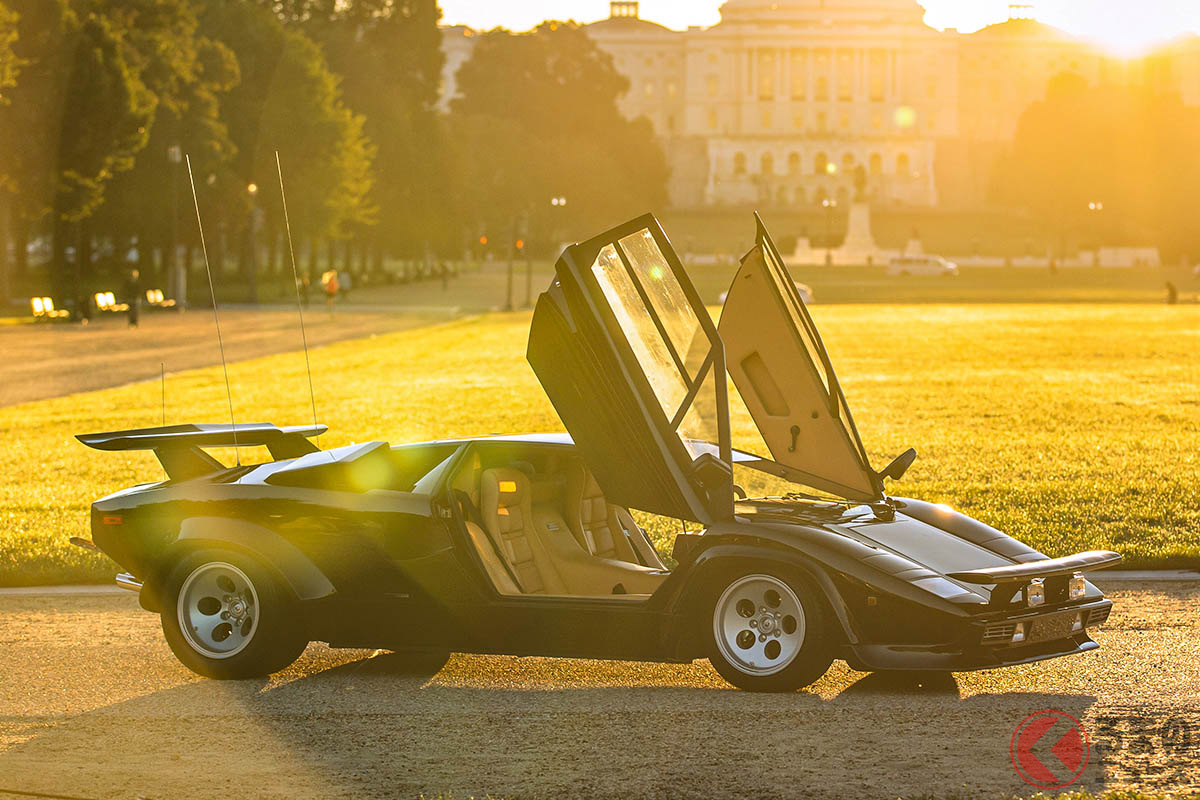 ボディの前後に大型ウイングを取りつけ、エンジンフード左右とリアのバンパー上に合わせて3本のCB無線のアンテナが立てられている