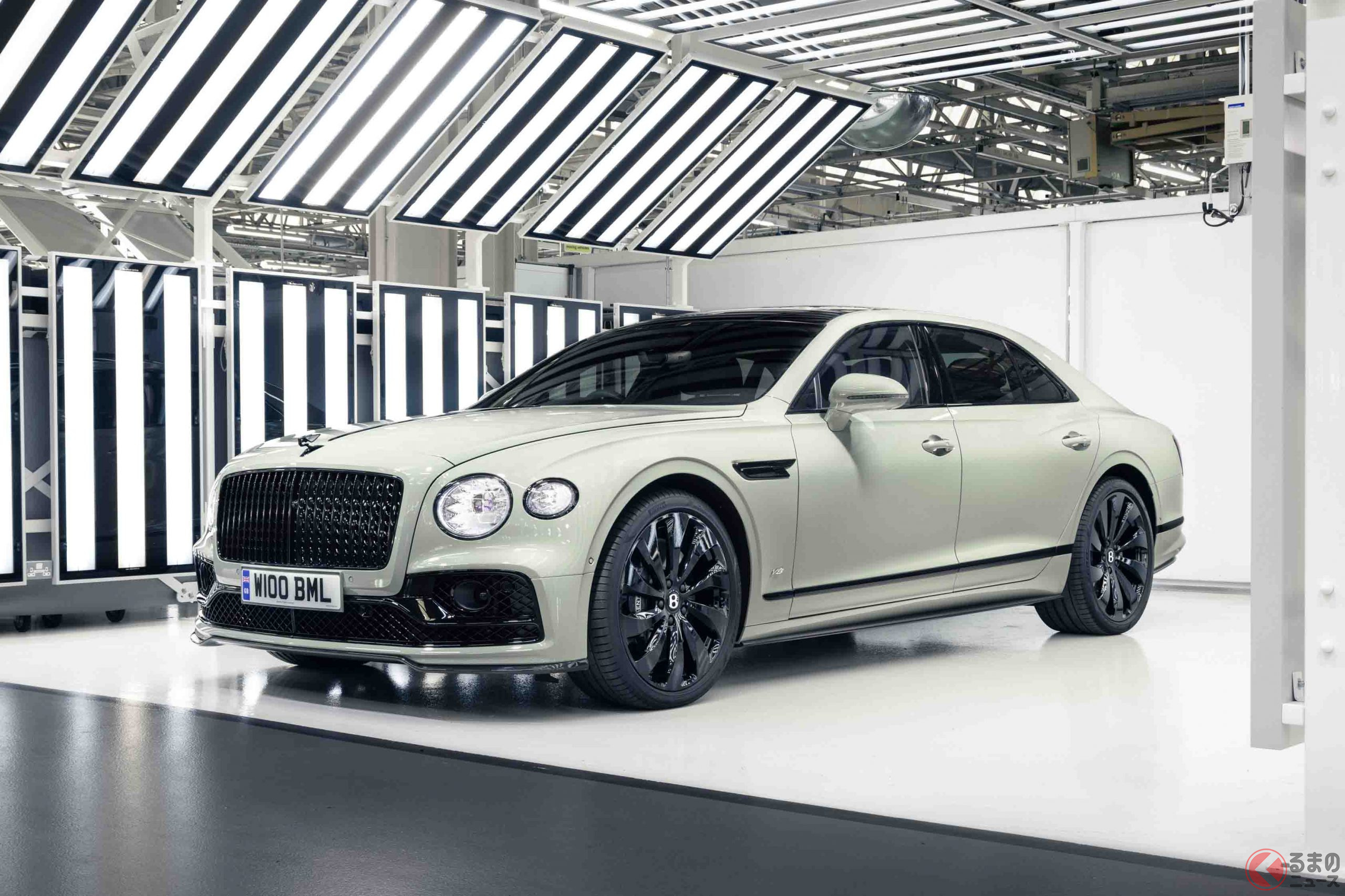 セージグリーンの「フライングスパーV8」