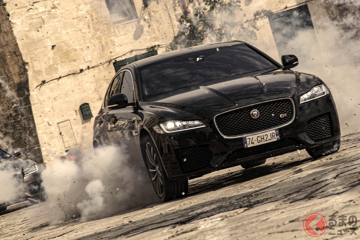 『007/ノータイム・トゥ・ダイ』でもヒール役がジャーガーやランドローバーに乗っている