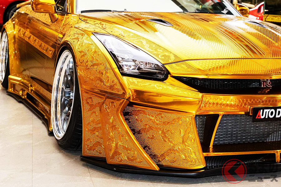 エントリーグレードも購入するのは大変! 海外には4500万円超えのド派手な金ピカGT-Rも存在!(Copyright c JamesEdition.com)