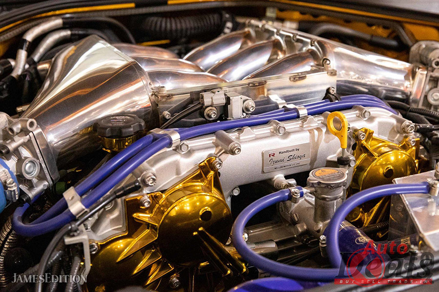 外観に比べて内装は意外とシンプル。でも、エンジンルームには金ピカがアクセントになっている。(Copyright c JamesEdition.com)