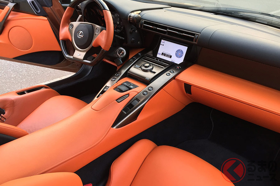 レクサスの世界観を引き立てるオレンジ内装を採用している