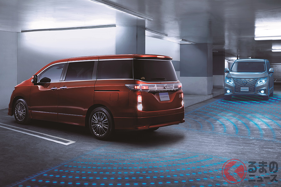 安全面も向上した新型「エルグランド」。RCTA(後退時車両検知警報)のイメージ。