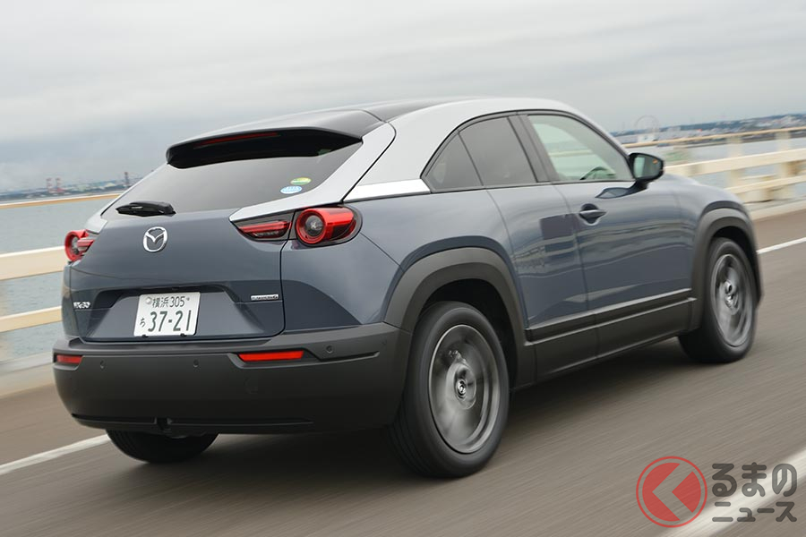 ルーフ・ピラー・ボディの色が異なる3トーンカラーがオシャレ