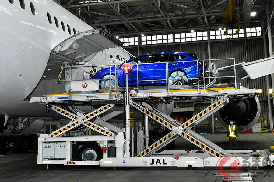 新型「レヴォーグ」を787に積み込むデモンストレーションの様子