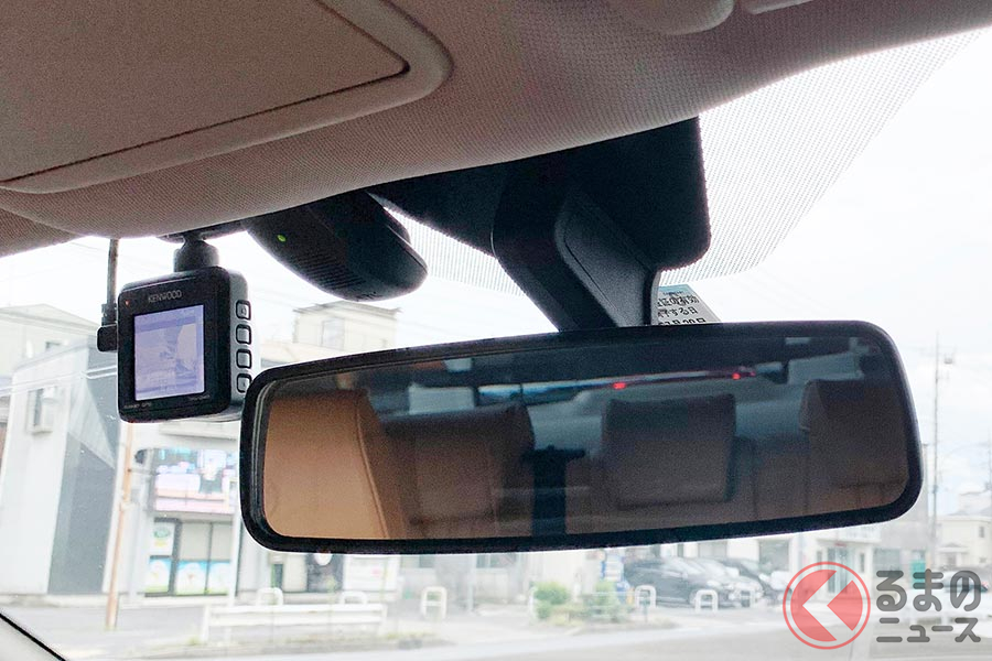 ネット通販で約1万円で買ったドラレコを装着
