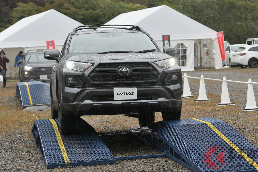 悪路走破性能の高さも魅力! 中古車市場でも人気を誇るRAV4