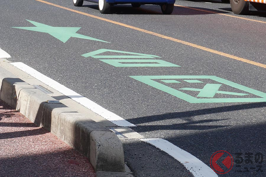 ウインカーをほとんど点灯させない「岡山ルール」のドライバーに対して、ウインカーの使用を促す道路標示「★合図」