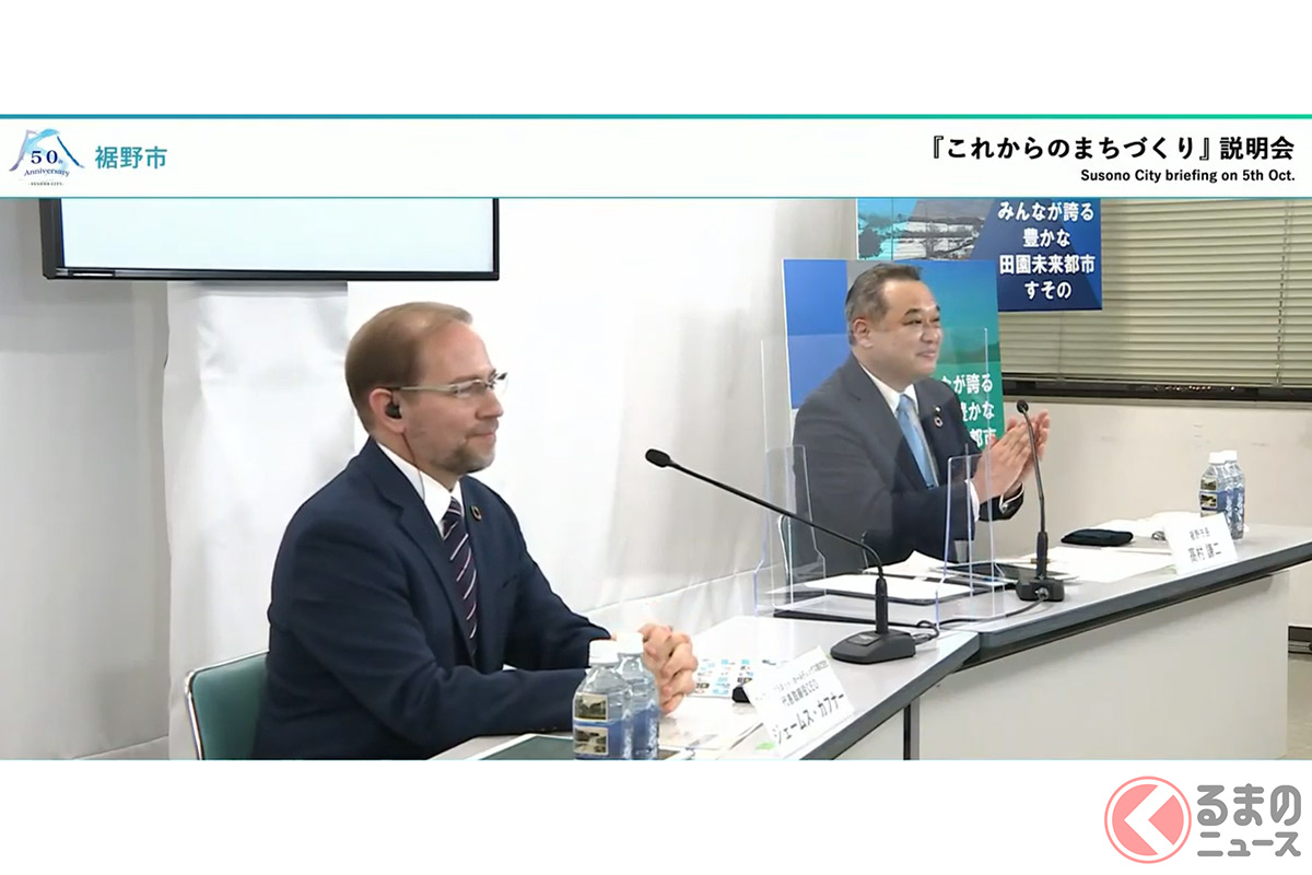 ウーブンプラネットホールディングスのジェームス・カフナー社長(写真左)と裾野市の高村謙二市長(裾野市公式YouTube動画 「裾野市『これからのまちづくり』説明会」より)