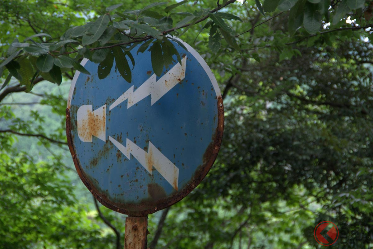 「警笛鳴らせ」の標識があるところではクラクションを鳴らさないといけない