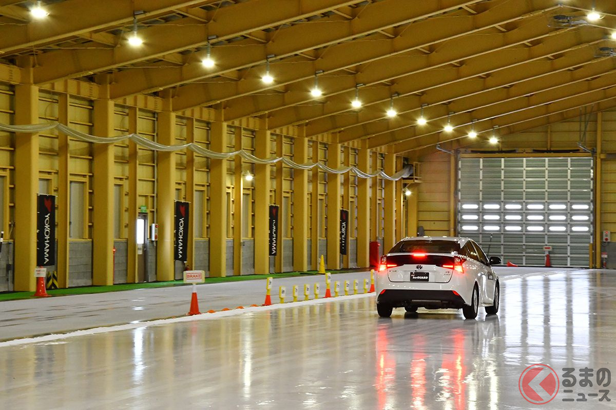 屋内氷盤試験場でのテスト。何回試しても、従来品と比べて新アイスガード7のほうが手前で止まった