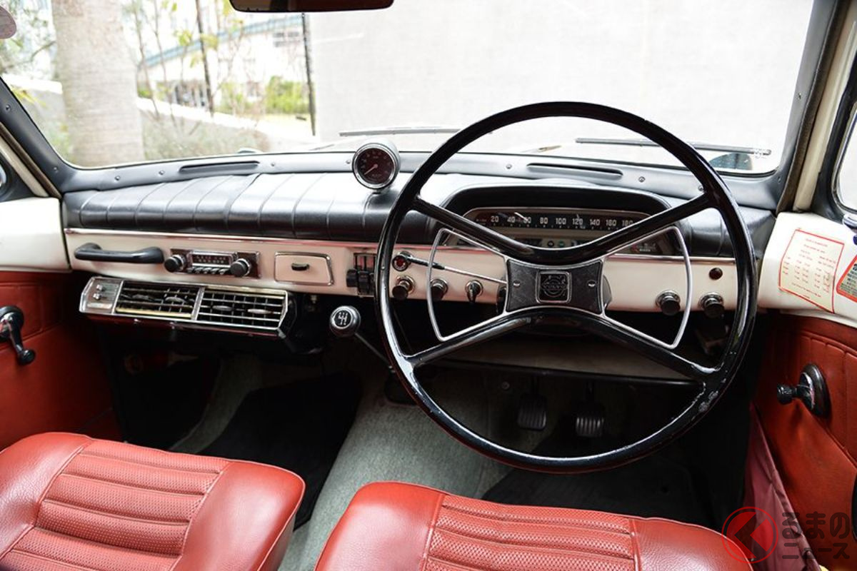 1970年製ボルボ「122Sアマゾン」のインパネ。ハンドル奥左手側にチョークがある