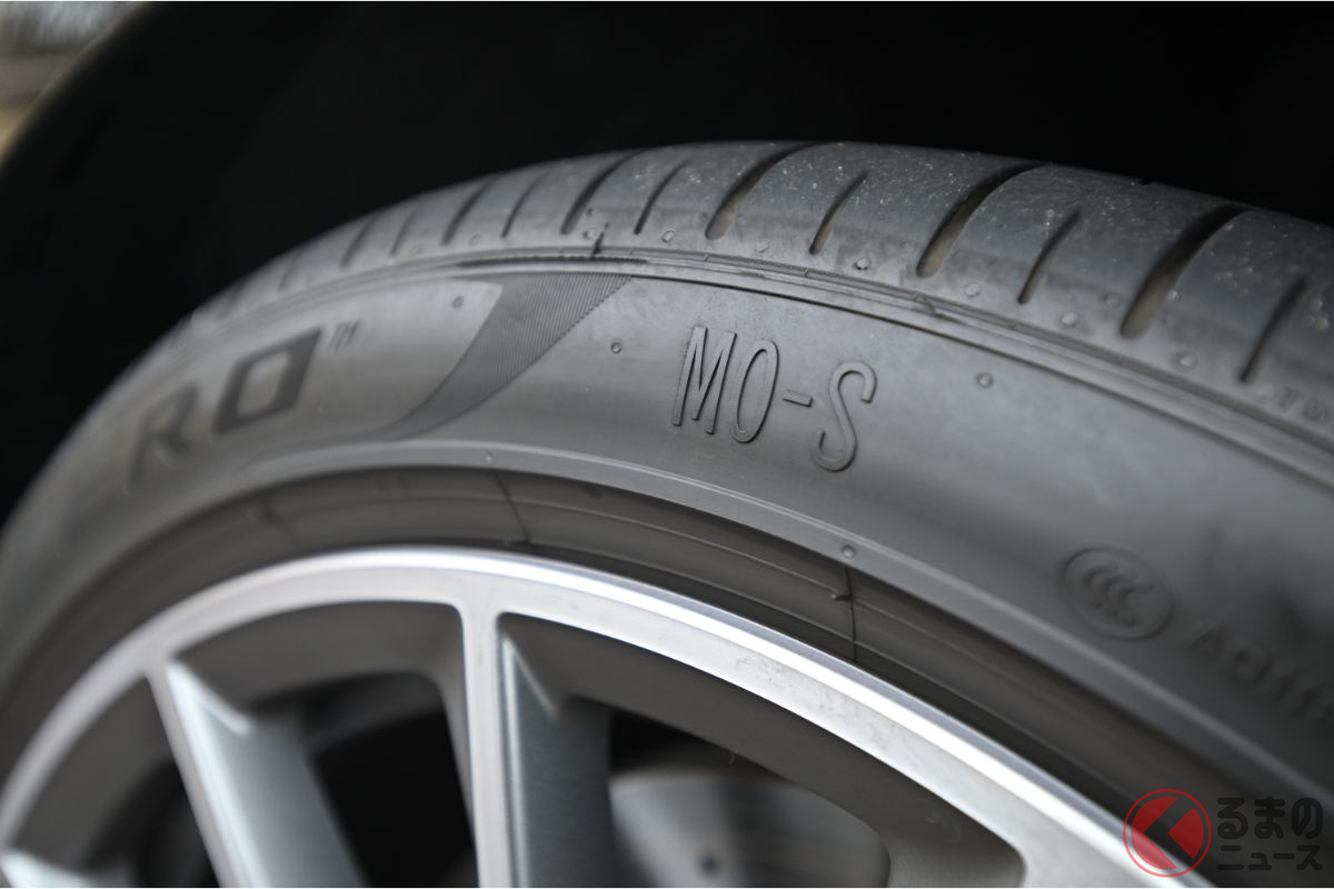 メルセデス・ベンツ新型「Sクラス」に装着されるタイヤには「MO-S」のマークが入る。MOは「メルセデス・オリジナル」の略、Sはサイレントの意味だ