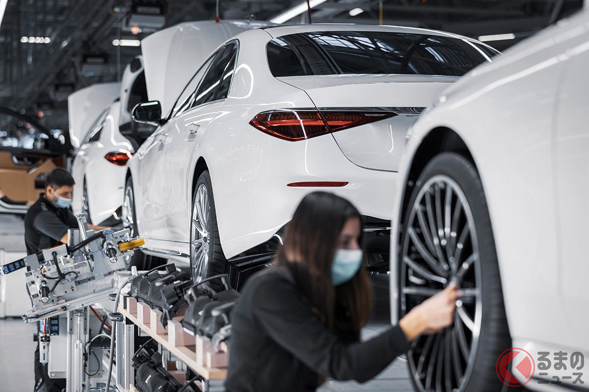 メルセデス・ベンツ工場の生産ライン。世界的な半導体不足で生産に支障が出ている