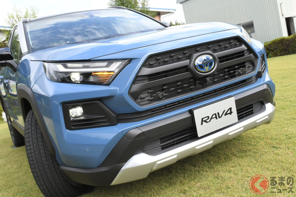 超激レア! トヨタ「RAV4アドベンチャーHV」お披露目? 謎の右ハンドル