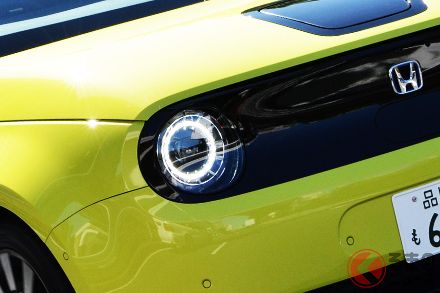 特長的な丸形のデザインが個性を主張LEDヘッドライト(ホンダ・ホンダe)