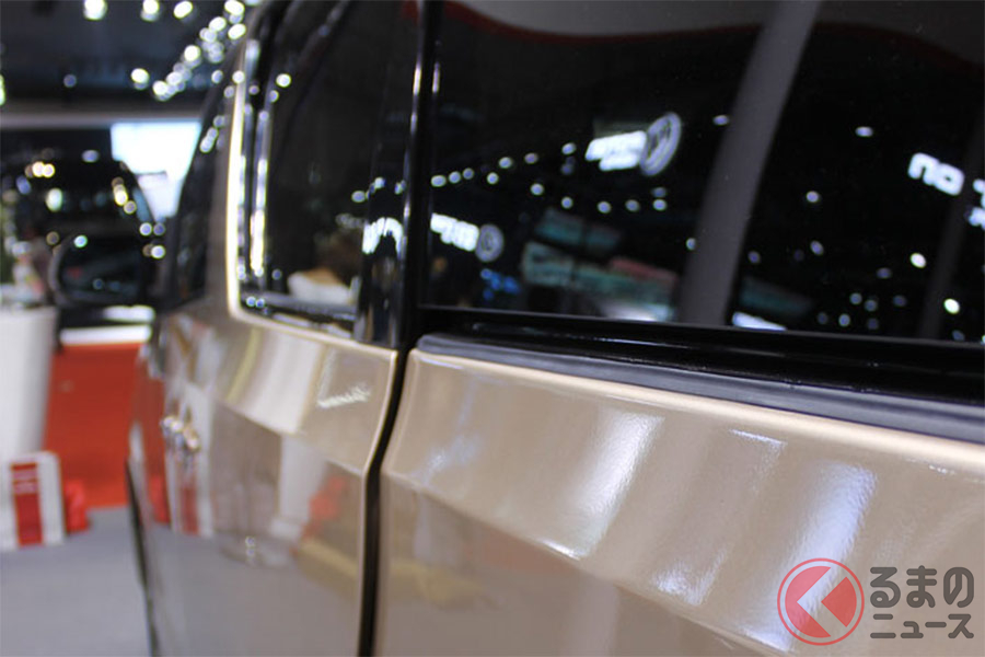 同じ九龍汽車製「九龍 艾菲」(アイフェイ)はアルファードの違法コピー。 何と!ドアが浮いている…(2017年上海)