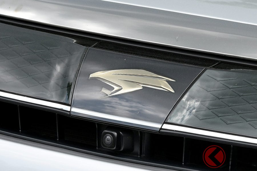 販売終了の危機を乗り越えて登場した3代目「ハリアー」。歴史モデルには鷹のエンブレムを採用していたが新型モデルではトヨタマークに変更された。
