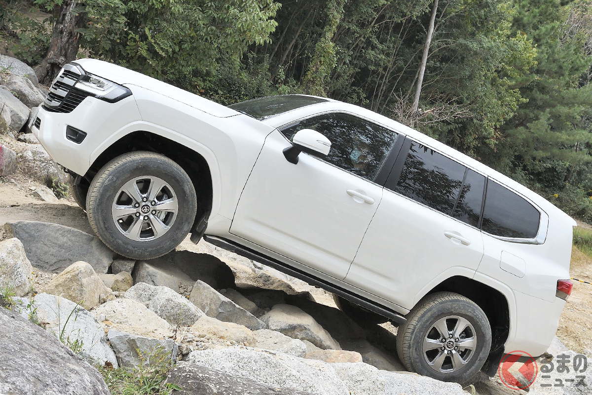 岩場も最新技術で難なく走破していく! どんな道でも頼りになる存在のランクル300