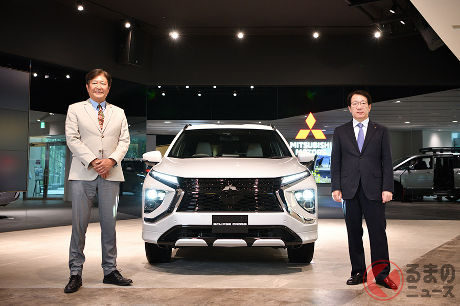 新型車「エクリプスクロスPHEV」の前に立つ国沢光宏氏（写真左）と三菱自動車 加藤隆雄取締役 代表執行役CEO