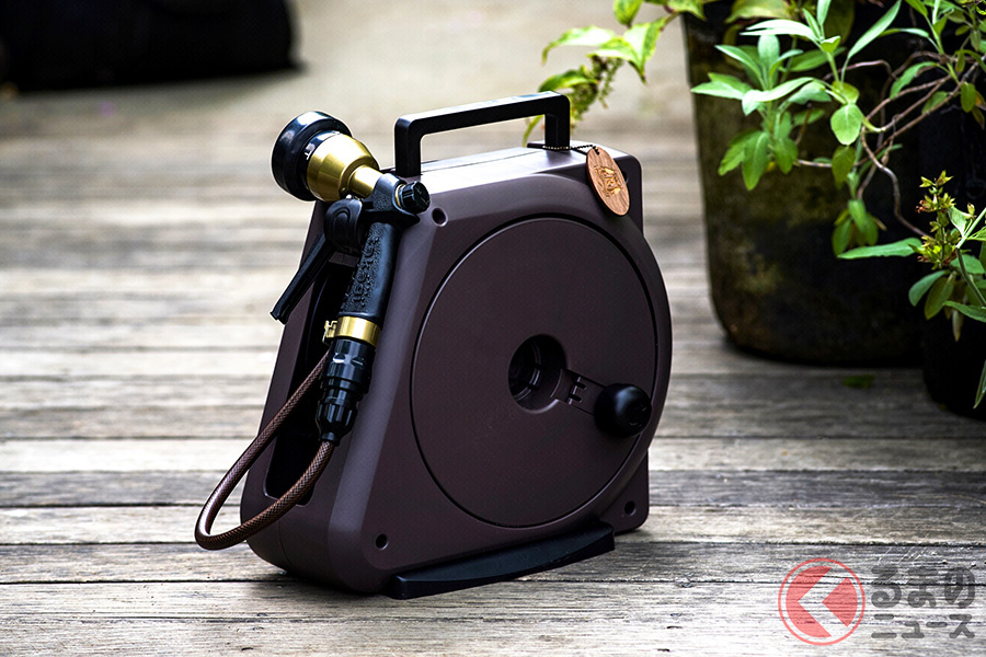 洗車好きのカーマニア待望のお洒落なホースリール&ノズル。ホースカラーもブラウンと落ち着いたカラーだ