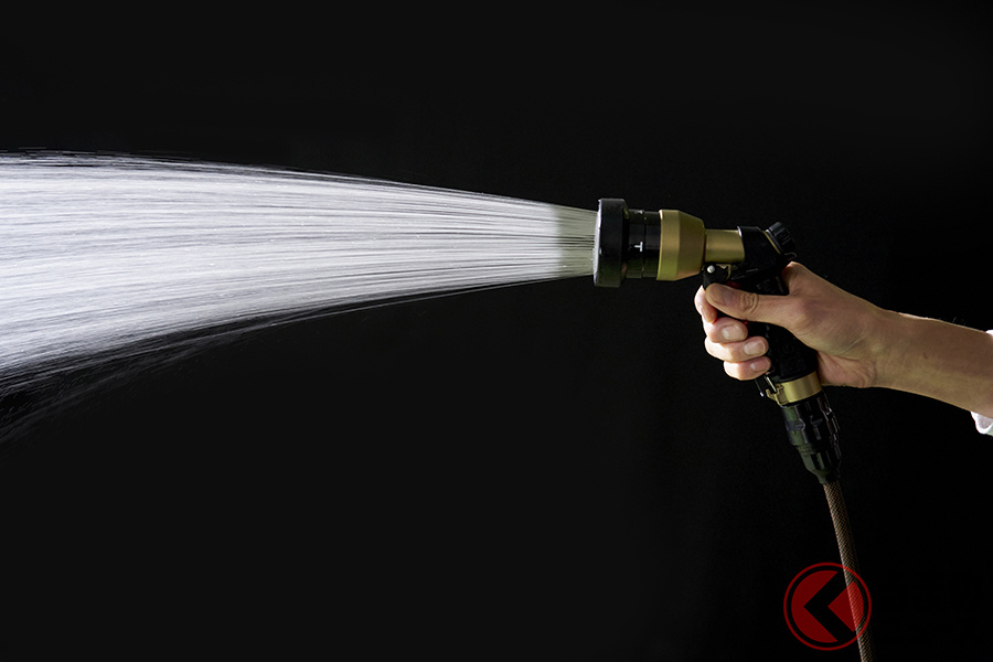 ノズル先端は、「拡散・ストレート・ジョウロ・シャワー」の4タイプの水流に切り替え可能