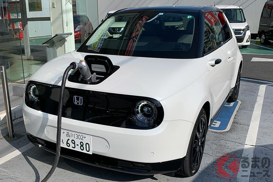 充電するホンダe