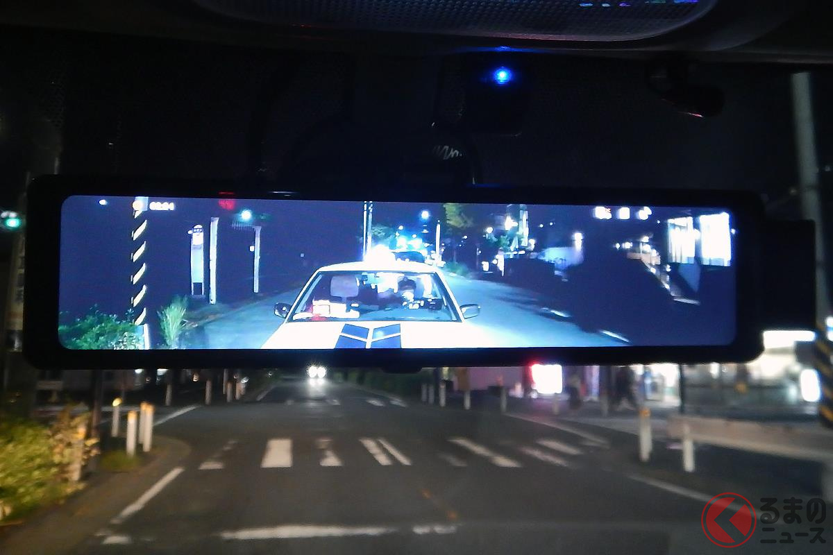デジタルインナーミラーは夜でも車両後方を明るい映像で確認できる