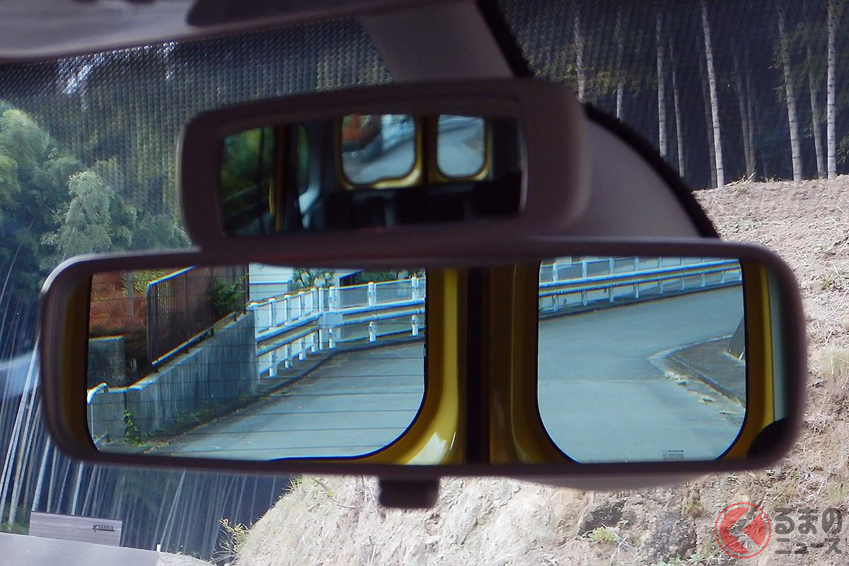 ルノー「カングー」の純正ルームミラーでの視界。使い勝手の良さと引き換えに死角が多い