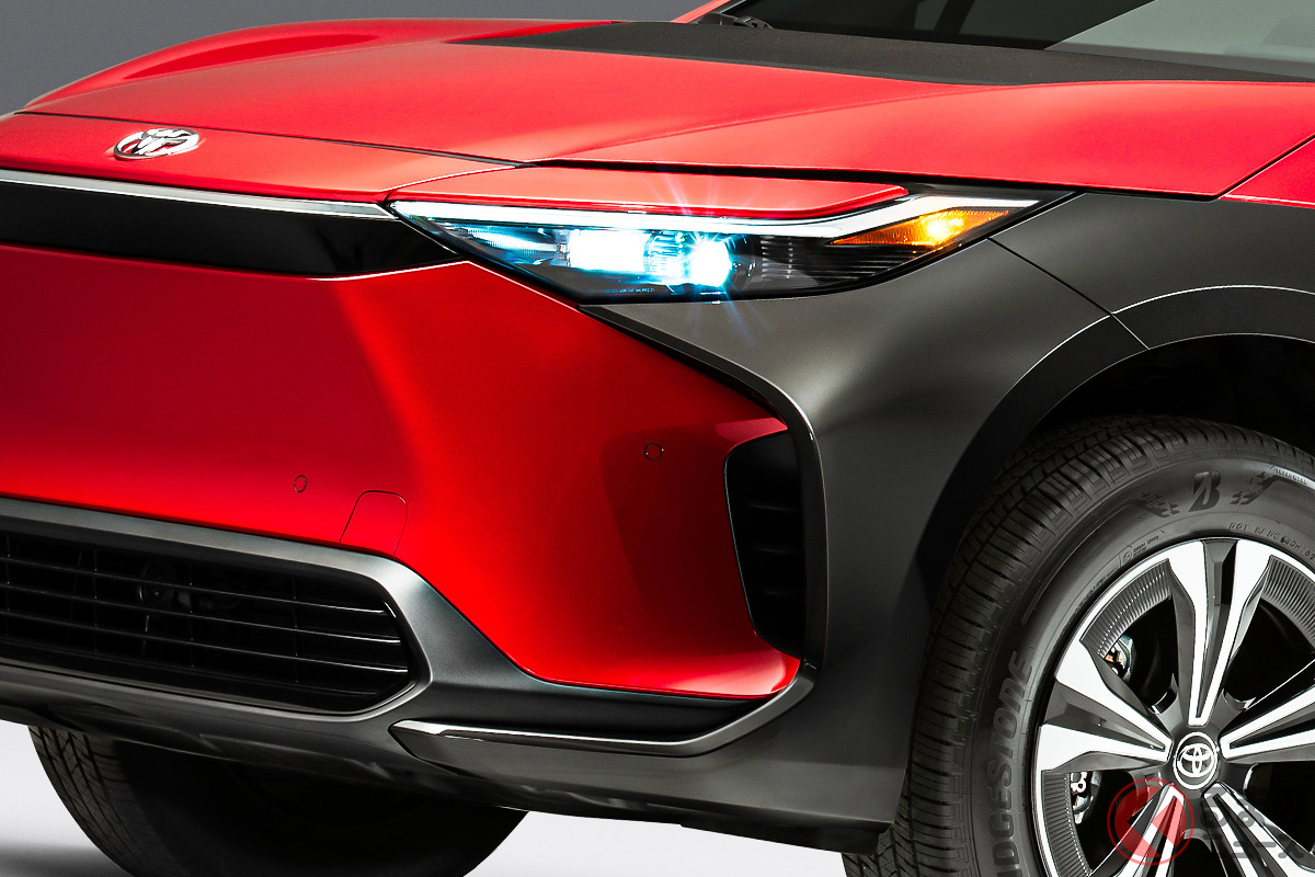 2021年に世界初公開された斬新デザインのトヨタ新型「bZ4X」。米国仕様ではド派手なレッドカラーが存在する