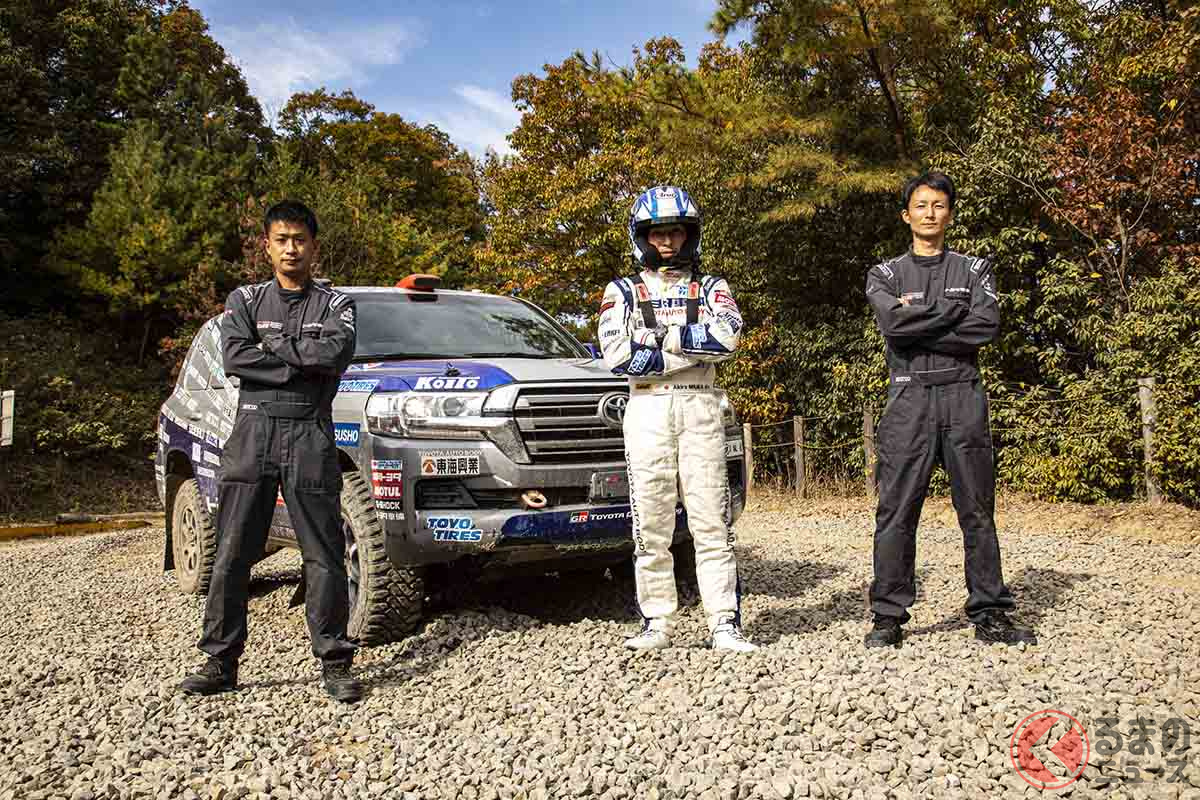 三浦昂選手（中央）と日本人メカニックの中武祐太さん（右）、穴見直樹さん（左）。ドライバーはトヨタ車体の社員、メカニック2人は福岡トヨタ自動車の社員だ