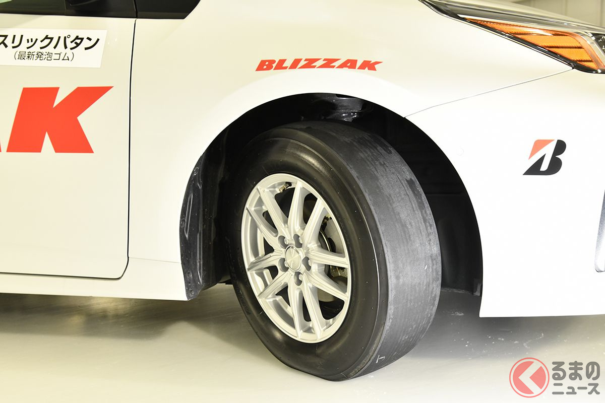 新製品ブリザックVRX3の発泡ゴムを用いたスリックタイヤでの試走もおこなった
