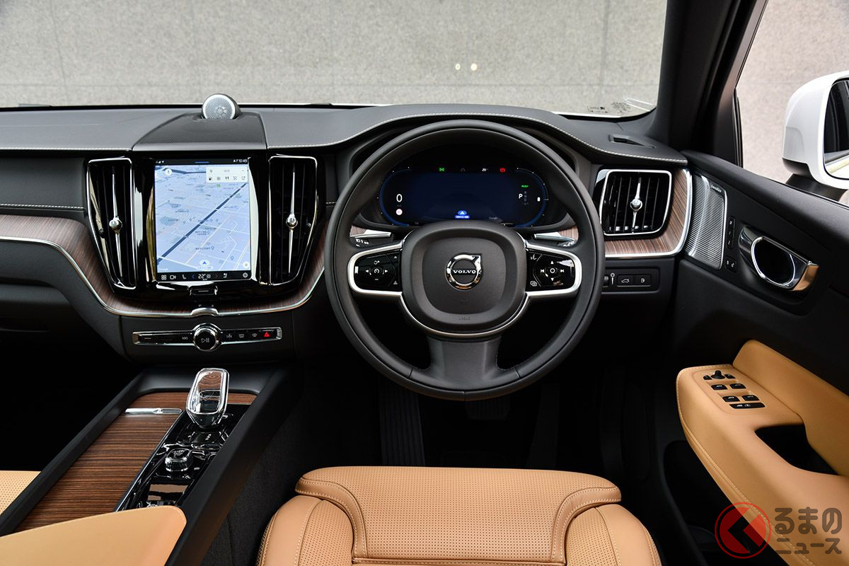 ボルボ改良新型「XC60 リチャージPHEV T8 AWD」のインパネ