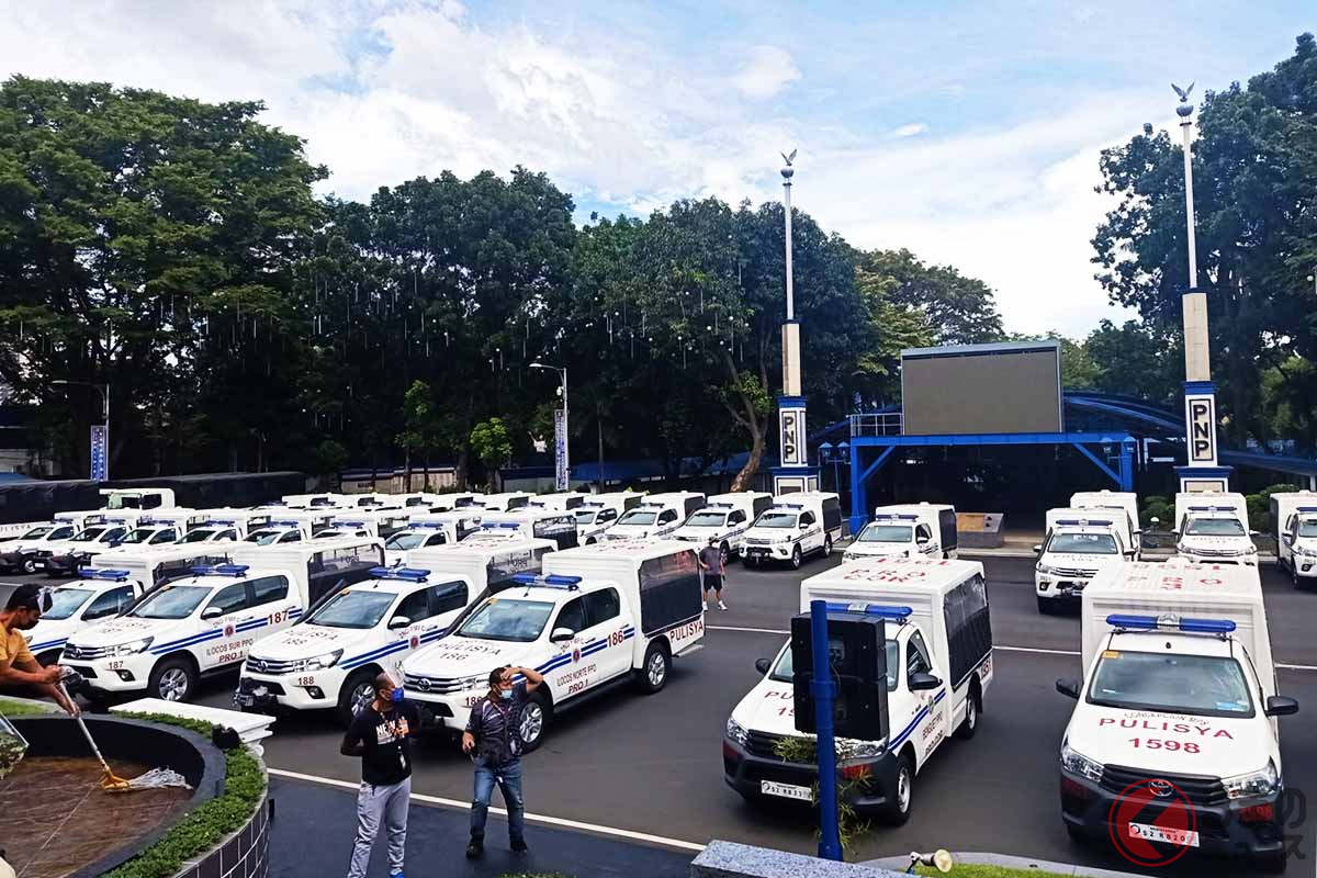 フィリピン国家警察本部に集結した「ハイラックス」
