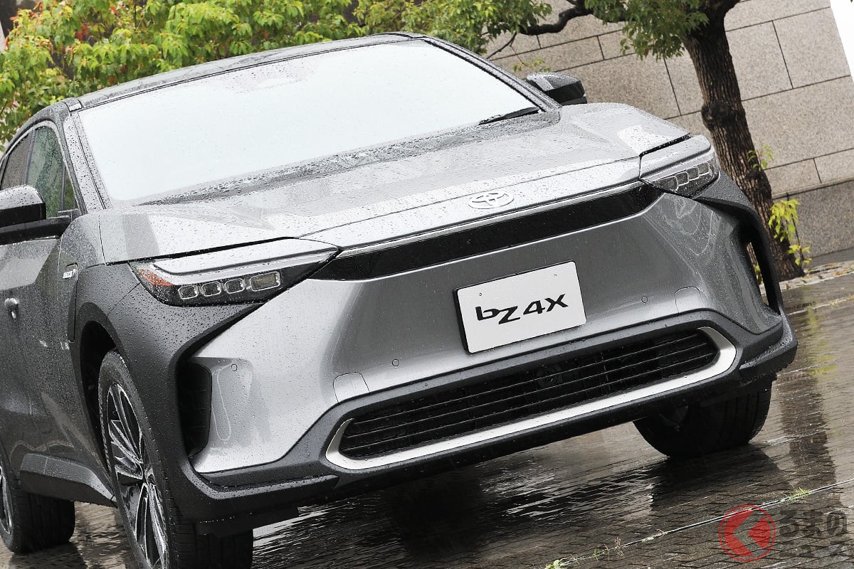 日本初公開! 新型SUV「bZ4X(プロトタイプ)」。斬新ハンドルお預けのプロトタイプでも従来車と異なる特徴とは
