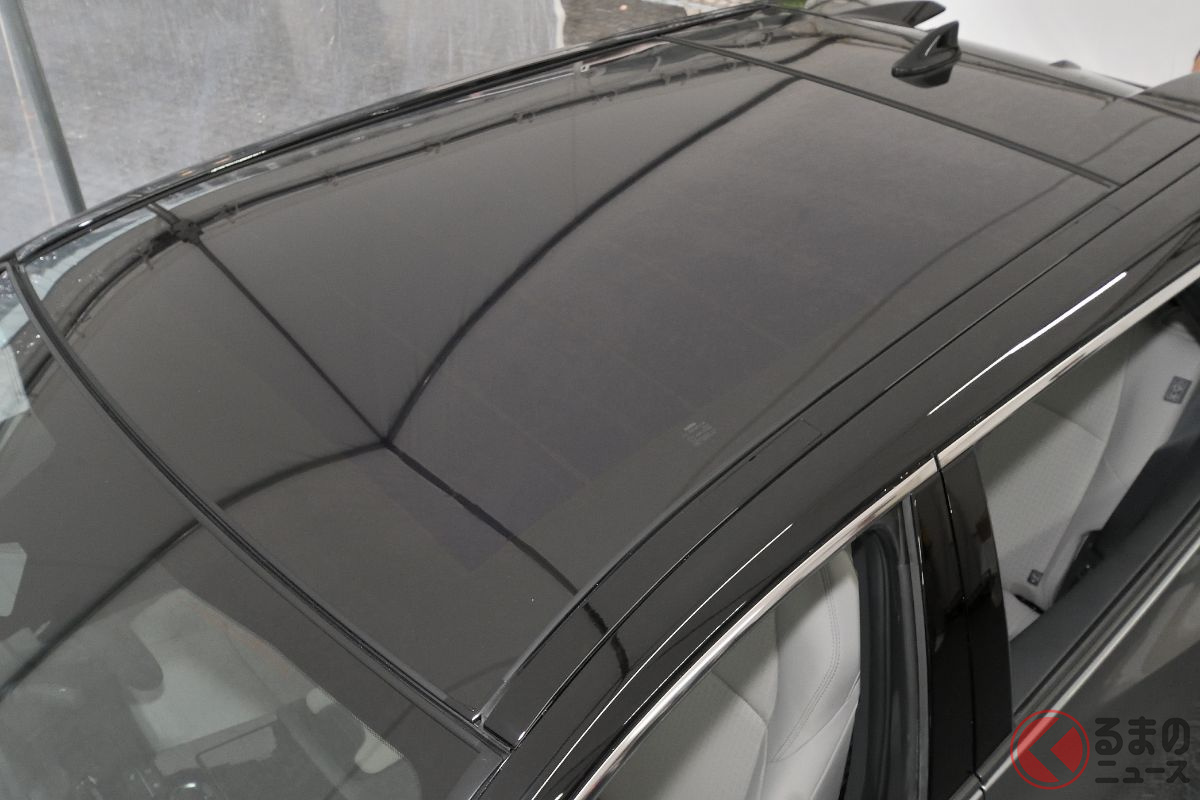 1年間で走行距離1800km(社内試算値)に相当する発電量を生成し、優れた航続可能距離に貢献する「ソーラーパネル」を設定